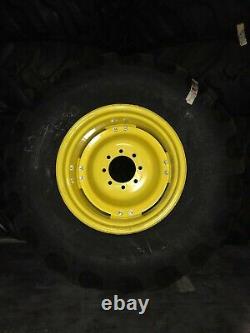 19.5/24 19.5-24 Goodyear R4 backhoe tire on John deere wheel